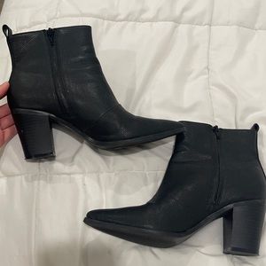 Black pointed toe heeled boot